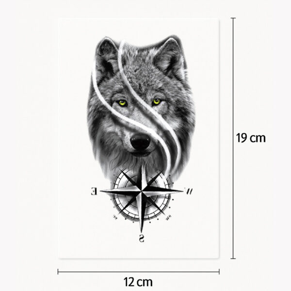Tatouage loup aux yeux verts
