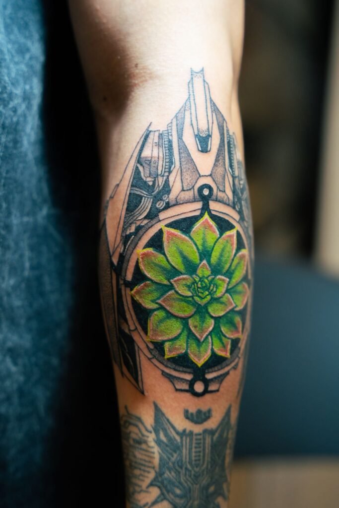 Tatouage mandala géométrique avec une fleur verte au centre, sur un mollet